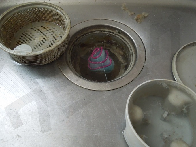 キッチン排水口のヘドロみたいな油詰まりをタオルと熱湯だけで解消しました ワニログ